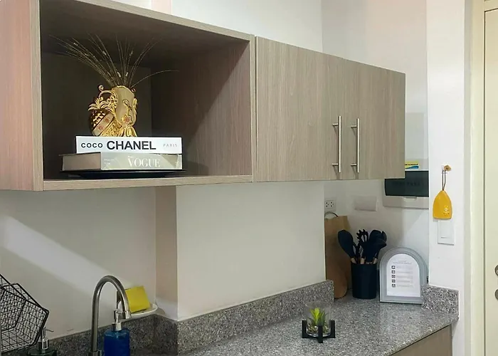 Rj Cozy Stays With Pool, Gym And Free Wifi Just 5 Mins Near Airport